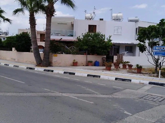 Larnaca, 1 Bedroom Seaside Перволия